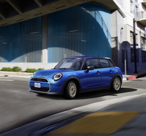 MINI-Cooper-5-Deurs-Blauw-voorkant-zijkant-rijdend-header-mobile-Ekris