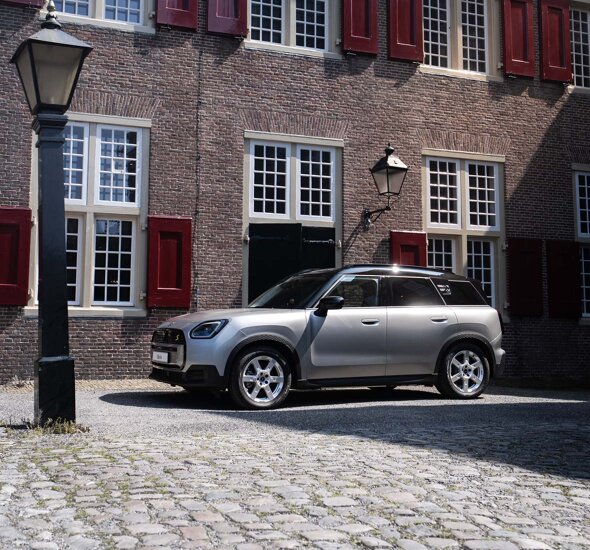 MINI_Countryman-Electric_Grijs-Zijkant_Kasteel_Zeist_Header_Mobile_Ekris