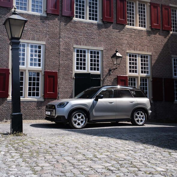 MINI_Countryman-Electric_Grijs-Zijkant_Kasteel_Zeist_Header_Mobile_Ekris