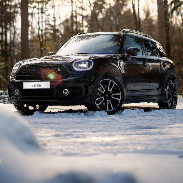 MINI_Countryman_Hybride_SE_Zwart_Exterieur_Sneeuw_Voorkant_Zijkant_Keram_Header_Mobiel