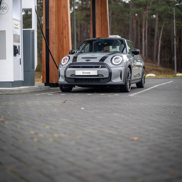 MINI_Electric_Grijs_Exterieur_Voorkant_Zijkant_Laden_Keram_Header_Mobiel