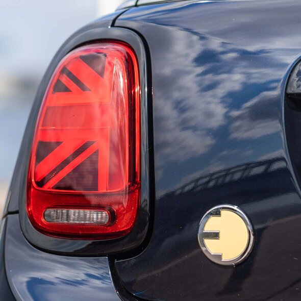 MINI-Electric-logo-Union-Jack-Achterlicht-mobiel