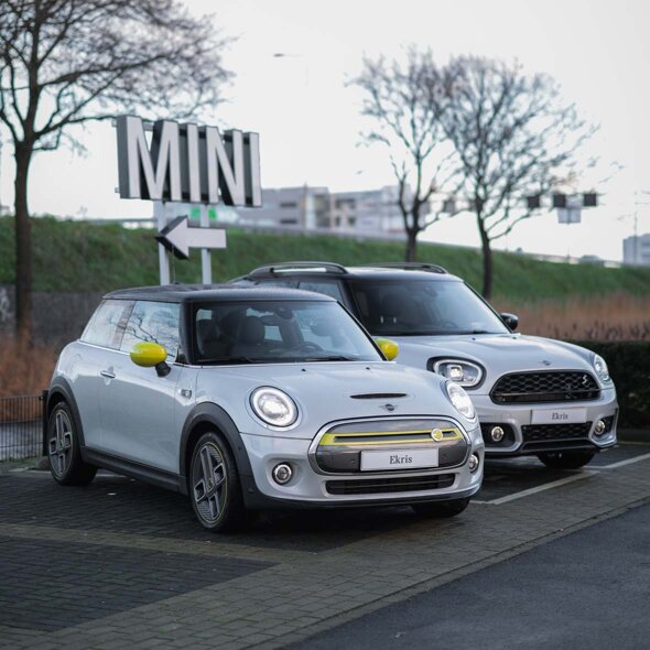 MINI-Electric-Zijkant-MINI-Countryman-hybride-voorkant-grijs-parkeerplaats-MINI-bord-mobiel