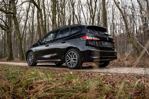 BMW-2-Serie-Active-Tourer-zwart-zijkant-achterkant-bos-teaser-financieren