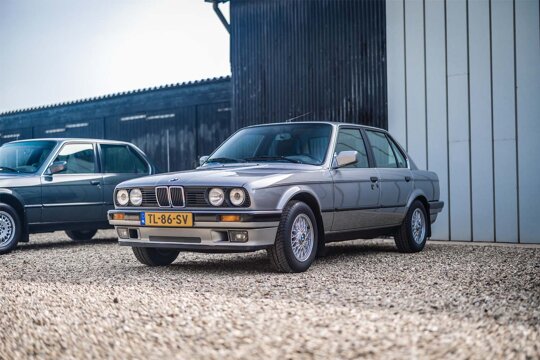 BMW-3-Serie-Sedan-E30-grijs-zijkant-voorkant