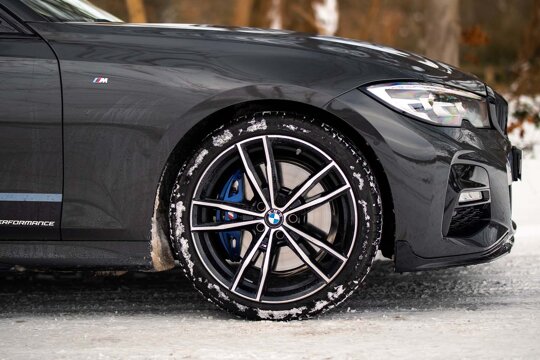 BMW-3-Serie-Touring-voorband-sneeuw