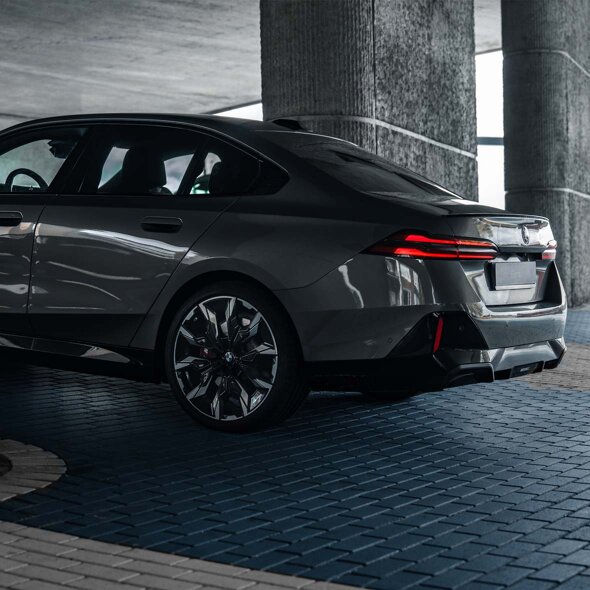 BMW_5_Serie_Sedan_Achterkant_Header_Ekris_Mobile