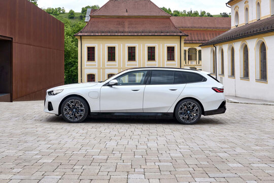 bmw-530e-touring-wit-zijkant-plein-header-desktop-ekris