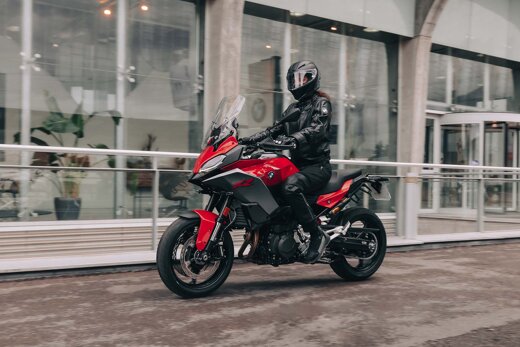 BMW_F_900_XR_Rood_Rijdend_Zijkant_Header_Desktop_Ekris