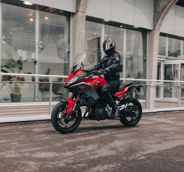 BMW_F_900_XR_Rood_Rijdend_Zijkant_Header_Mobile_Ekris