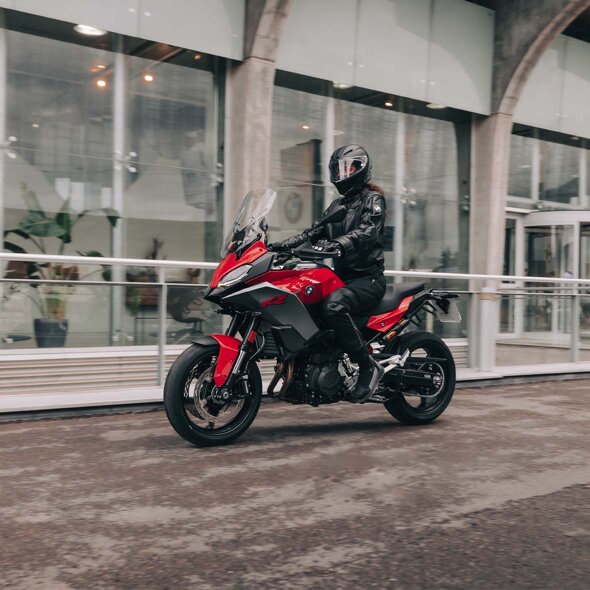 BMW_F_900_XR_Rood_Rijdend_Zijkant_Header_Mobile_Ekris