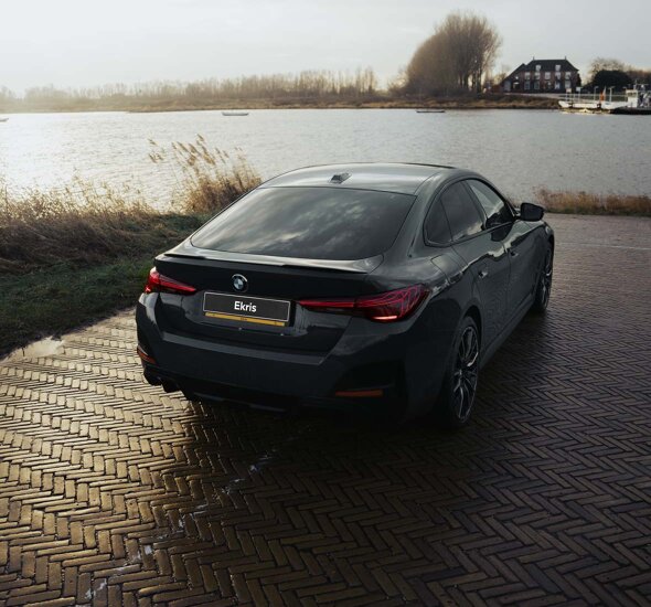 BMW_i4_Grijs_Achterkant_Header_Mobile_Ekris