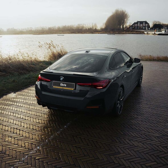 BMW_i4_Grijs_Achterkant_Header_Mobile_Ekris