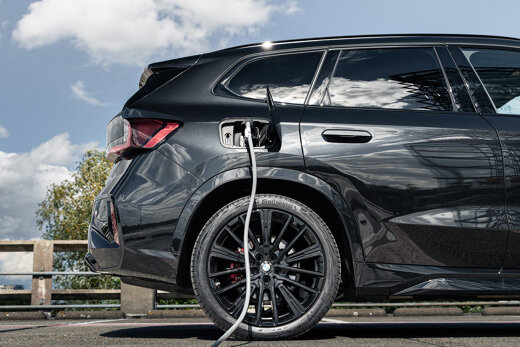 BMW iX-zijkant-lader-header-desktop