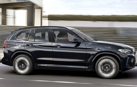 BMW-iX3-zwart-zijkant-rijdend-mobiel