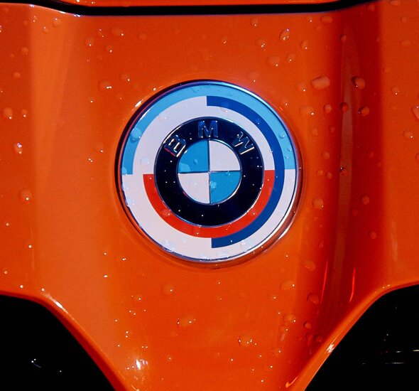 BMW-Jubileum-Logo-rood-mobiel