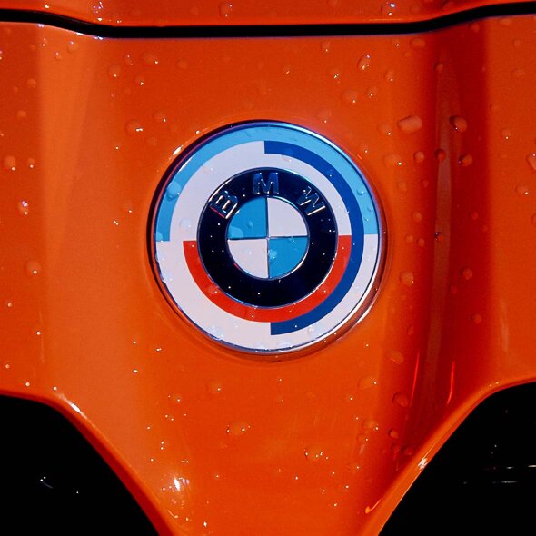 BMW-Jubileum-Logo-rood-mobiel