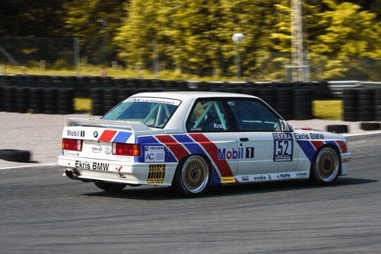 BMW-M3-E30-Classic-Racer-Fred-Krab-rijdend-achterkant-zijkant-circuit