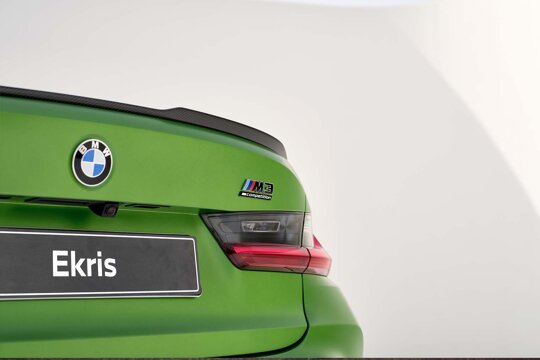 BMW-M3-Sedan-Groen-Achterkant-BMW-Logo-Typeaanduiding-Ekris