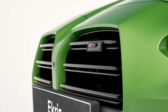 BMW-M3-Sedan-Groen-Voorkant-Grille-Typeaanduiding