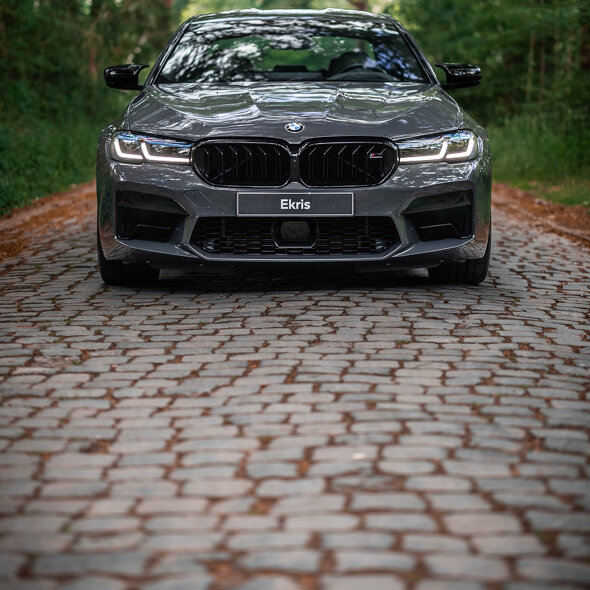 BMW_M5_Competition_Grijs_Exterieur_Voorkant_Ekris_Header_Mobiel