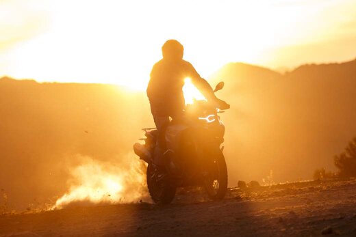 BMW-Motorrad-Rijden-zonsondergang