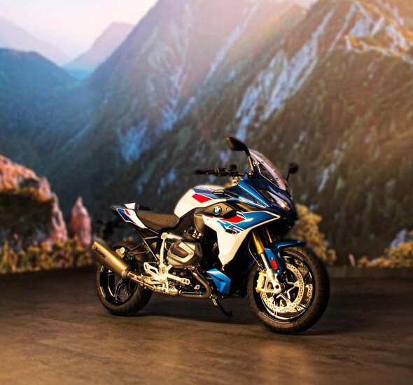 BMW-R-1250-RS-Blauw-Wit-Rood-zijkant-bergomgeving-header-mobiel