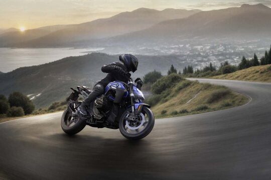 BMW_R_1300_R_Blauw_Rijdend_Hairpin