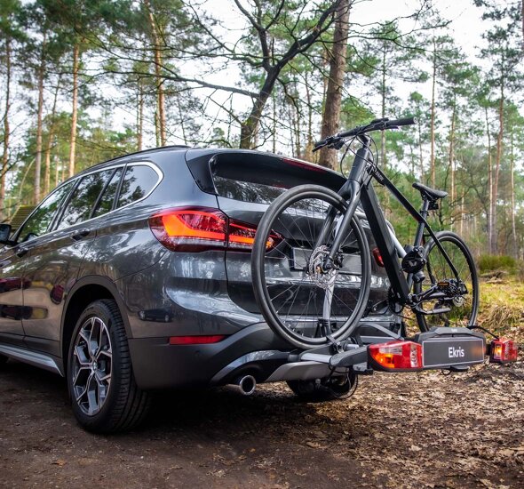 BMW-X1-achterkant-fietsendrager-fiets-bos-mobiel