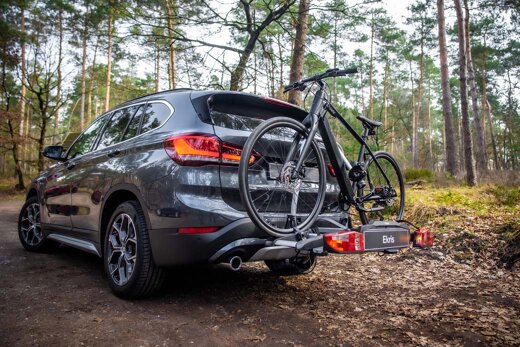 BMW-X1-Grijs-bos-fietsendrager-fiets-achterop