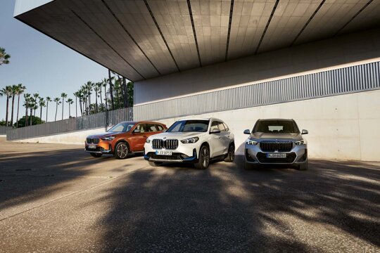 BMW-X1-iX1-Range-Voorkant-Gebouw