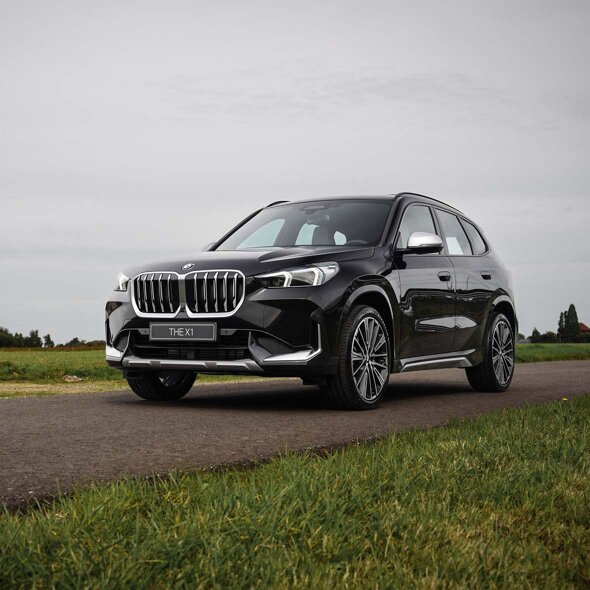 BMW-X1-Zwart-voorkant-mobiel