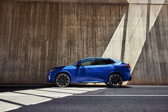bmw-x2-blauw-zijkant-zijaanzicht
