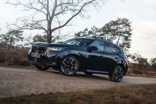 BMW_X3_Blauw_Zijkant_Voorkant_Bospad_Boom_ekris