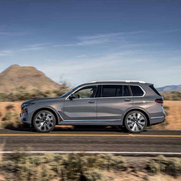 BMW-X7-Grijs-Rijdend-Zijkant-Header-mobiel