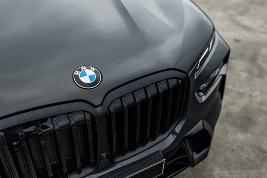 BMW-X7-Grijs-Voorkant-BMW-Logo-Ekris