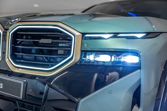 BMW-XM-Blauw-Voorkant-Grille-Goud-Koplamp