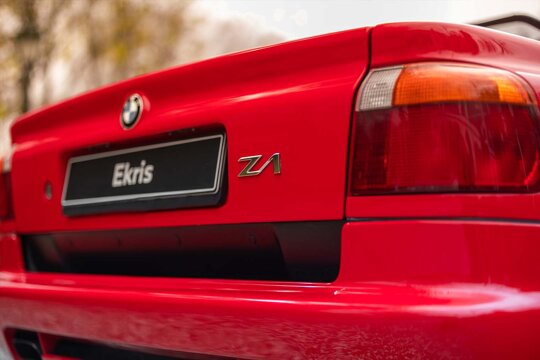 BMW-Z1-Rood-Achterkant-Typeaanduiding