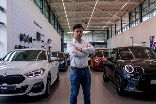 Ekris-BMW-MINI-verkoper-showroom
