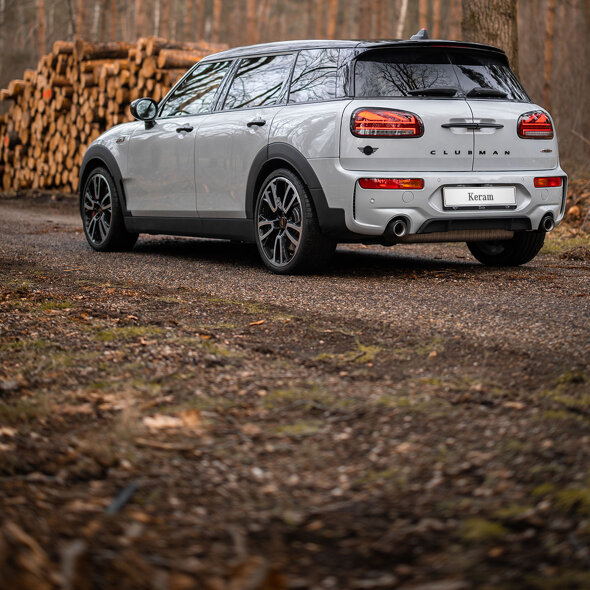 MINI_Clubman_JCW_Zilver_Exterieur_Achterkant_Zijkant_Keram_Header_Mobiel