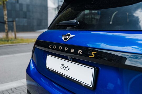 MINI-Cooper-Electric-Blauw-achterkant-typeaanduiding-close-up-ekris