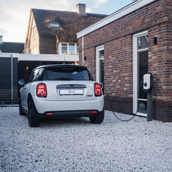 MINI-Electric-grijs-achterkant-laadpaal-grindpad-mobiel