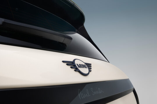 P90618110_highRes_mini-paul-smith-edit